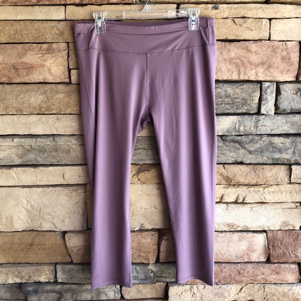 Fabletics purple Gia Powerlite Capri leggings NWT